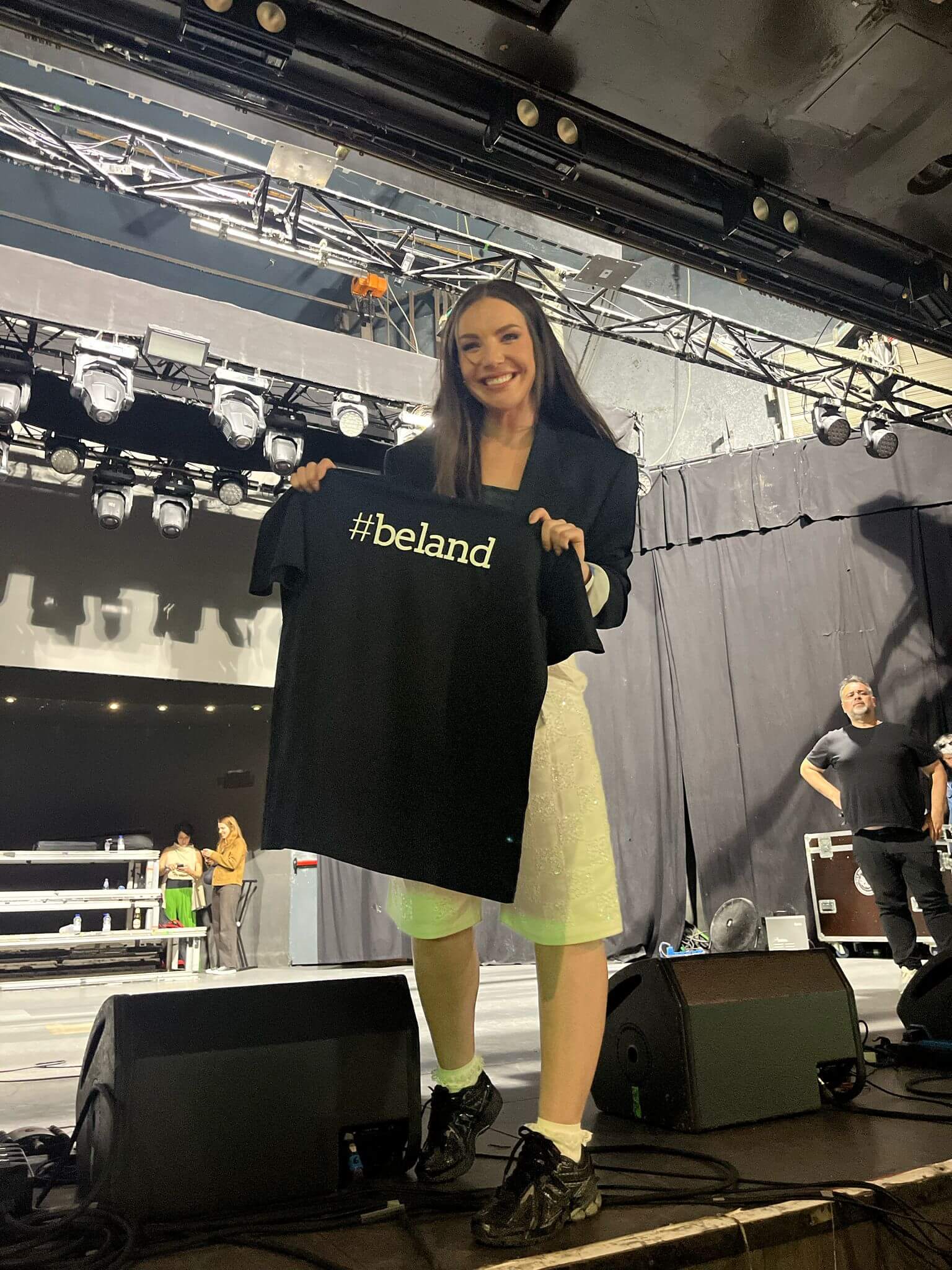 Inicio Inés Hernand con la camiseta Beland