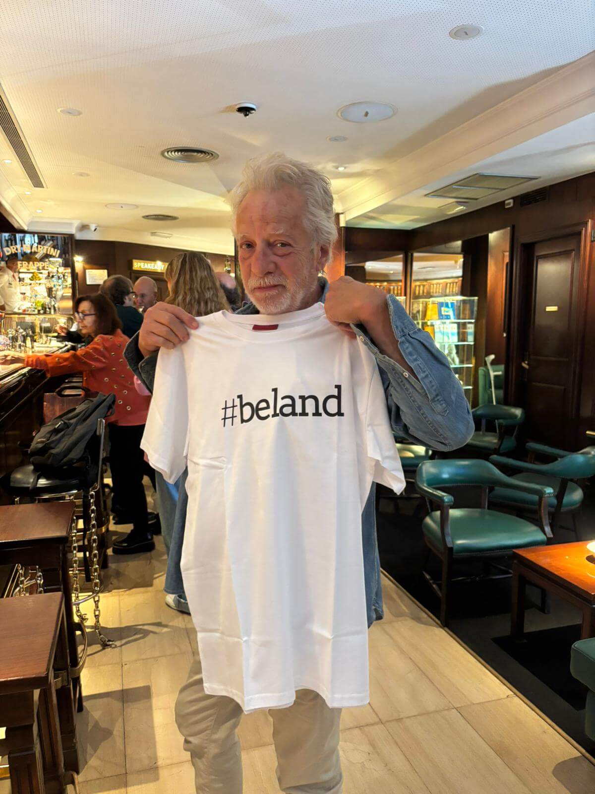 Inicio Javier Mariscal posando con la camiseta Beland