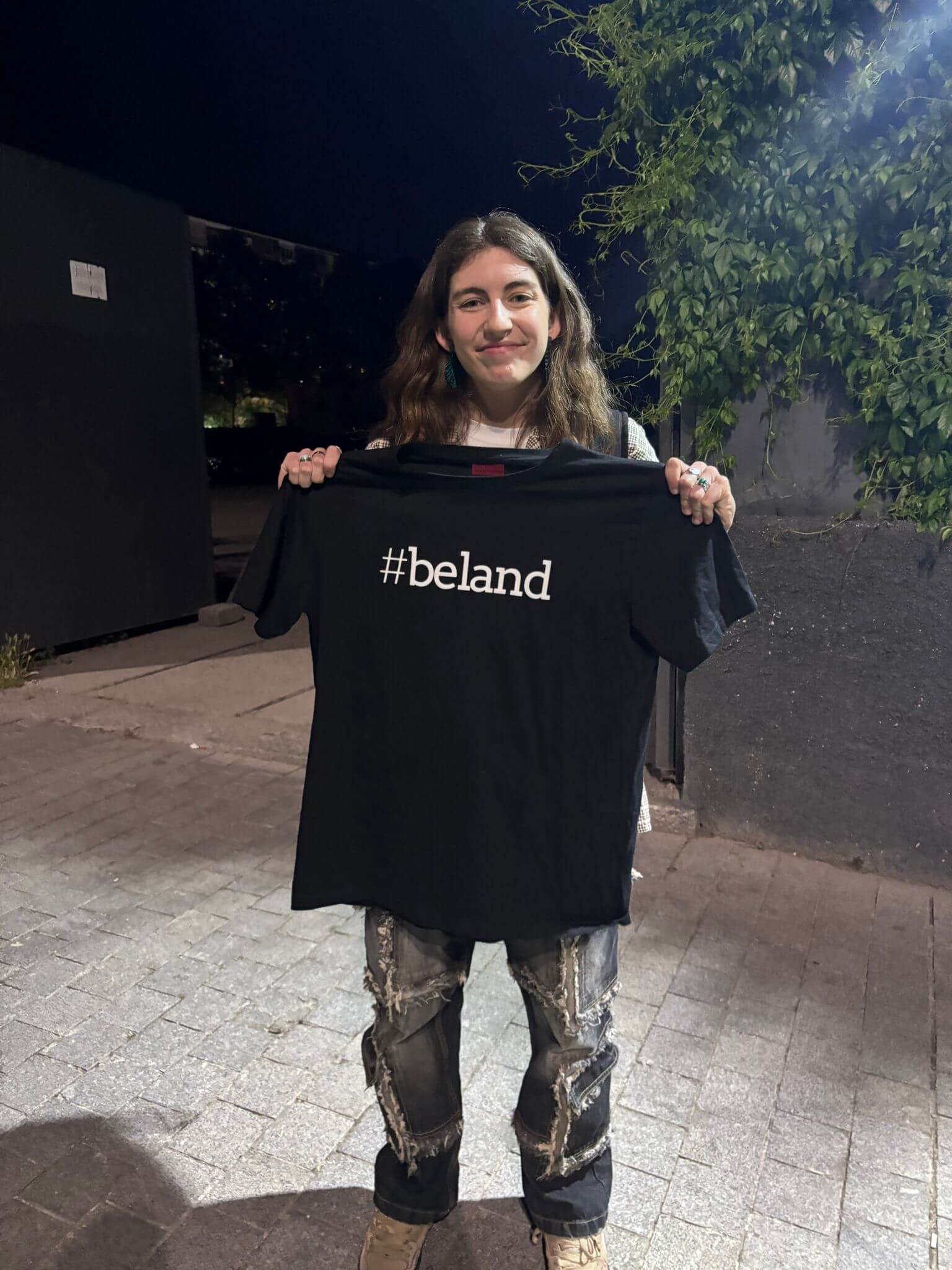 Inicio Sara Socas posando con la camiseta Beland